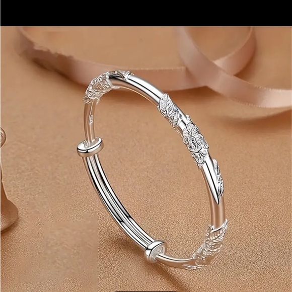 Silver Color Adjustable Bracelet Women’s Carved Flower Bracelet Jewelry New - Picture 2 of 4